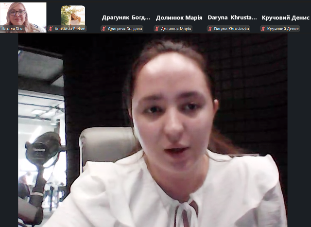 В студії ФМ Галичина Ольга Салабай доповідає про роботу на радіо 